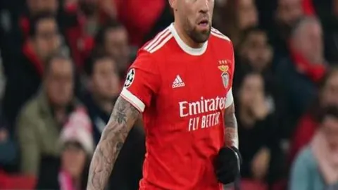 芬尼-史密斯积极回防，精彩盖帽基迪，反击上篮再续精彩